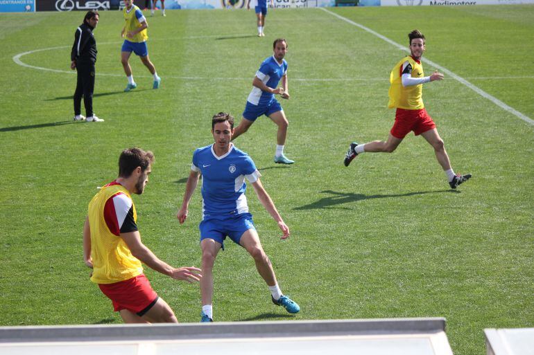 Mainz intenta robar el balón a un jugador del filial, en el Rico Pérez