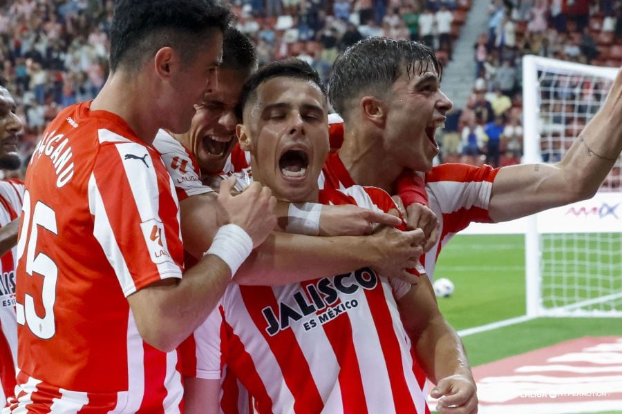 Gaspar Campos celebra junto a sus compañeros su gol al Elche.