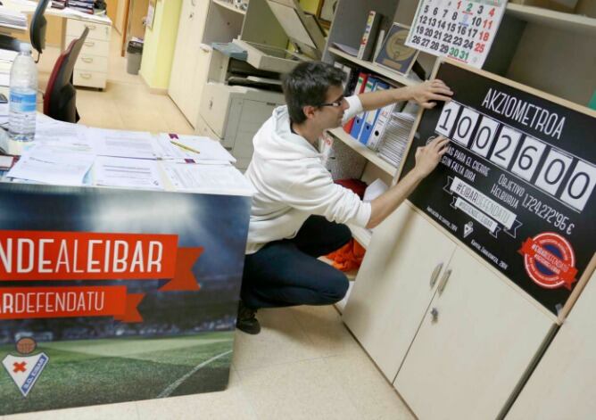 Gergory Prieto, gerente del Eibar, actualiza el akziometro durante un momento de la ampliación de capital.