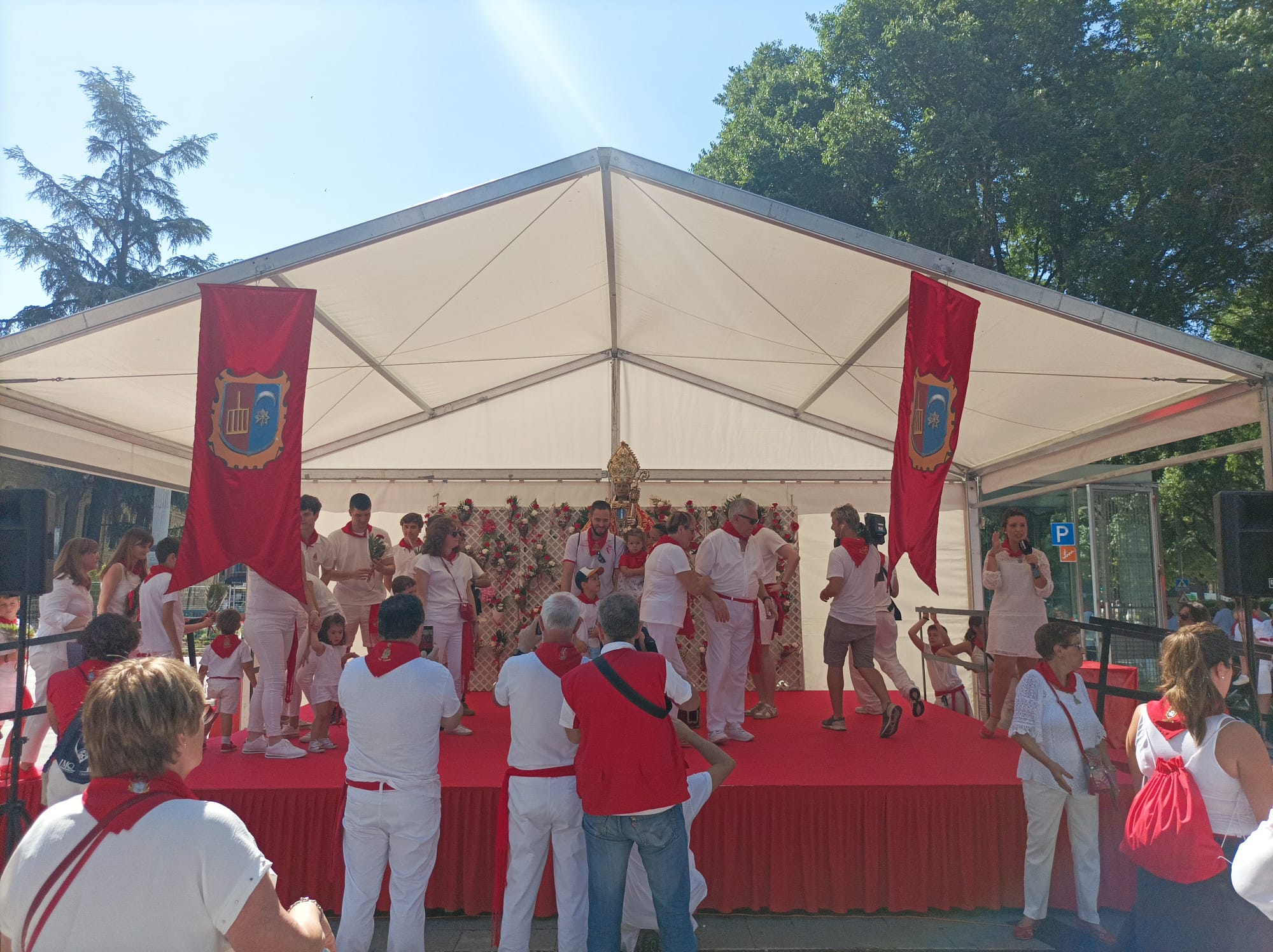 Ofrenda floral, danzas y deporte rural en Pamplona para celebrar el Día Infantil de San Fermín