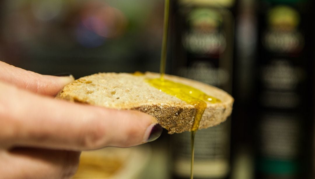 Aceite de oliva cayendo en un trozo de pan.