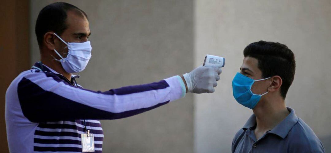 Toma de temperatura para detectar posibles síntomas del coronavirus.