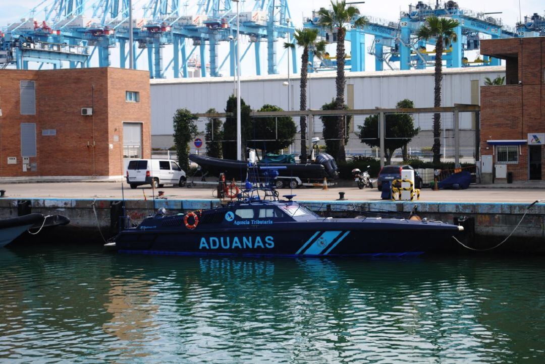 Una embarcación de Aduanas.