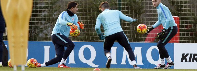 GRA363. LEZAMA (BIZKAIA), 05-02-2016.- Los porteros del Athletic Club, Jon Ander Felipe, (d) junto Iago Herrerín (c) y Gorka Iraizoz, durante el entrenamiento del equipo para preparar el partido partido de Liga que mañana disputarán frente al Villarreal e