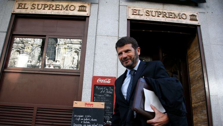 L&#039;exdirector dels Mossos Albert Batlle sortint del bar Supremo, davant del Tribunal Suprem,