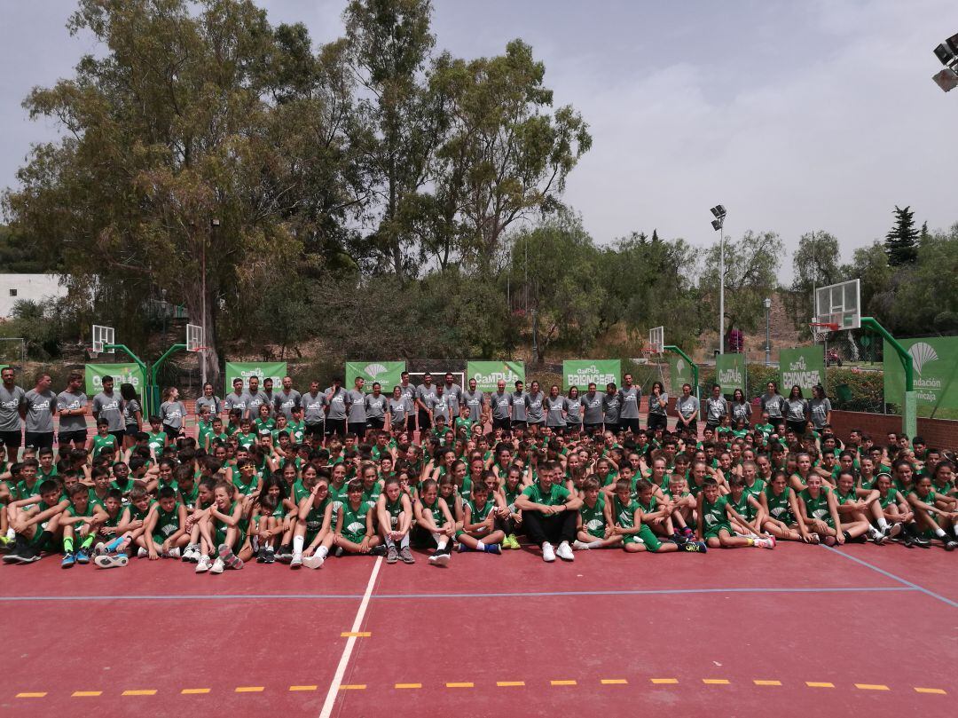 Avramovic, entre los niños del Campus, tras su presentación