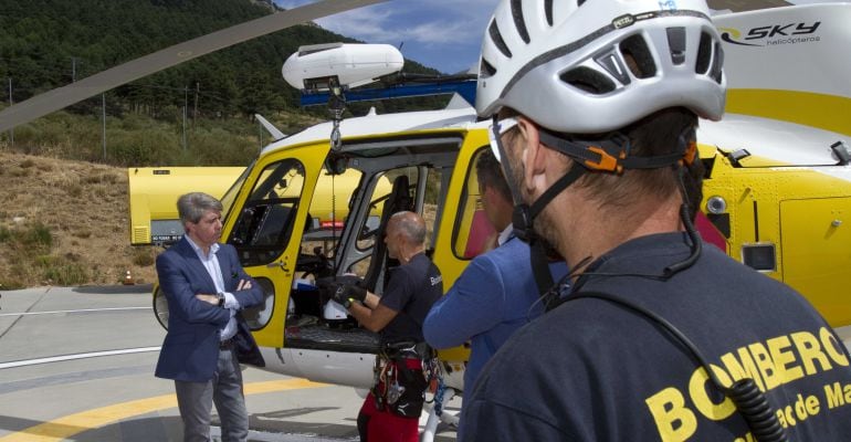 consejero de Presidencia, Justicia y Portavoz del Gobierno, Ángel Garrido visitando el Parque de Bomberos de Guadarrama