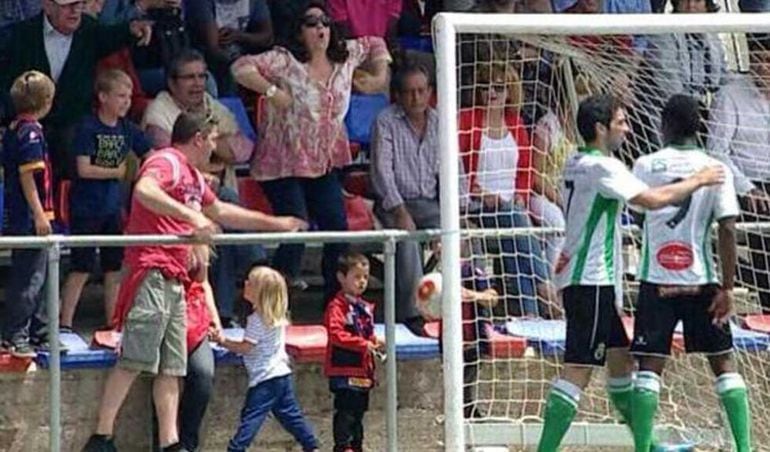 Una aficionada dedica un gesto racista a Koné durante el partido Llagostera-Racing de Santander. Imagen capturada de la emisión de TV3