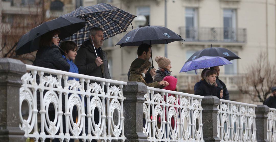 Paraguas para protegerse de la lluvia en San Sebastián