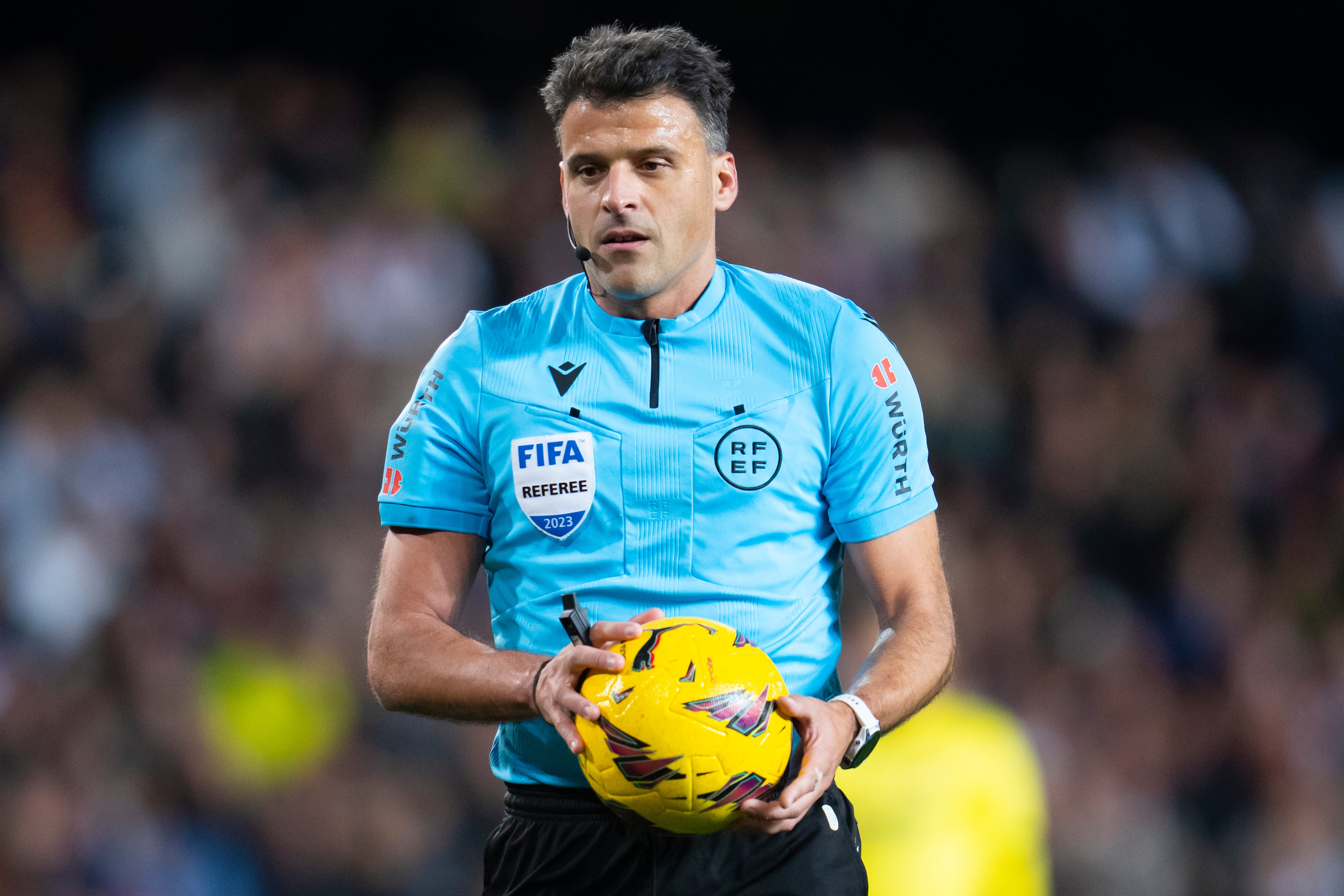El árbitro Jesús Gil Manzano observa durante el partido de LaLiga EA Sports entre el Valencia CF y el Villarreal CF en el Estadio Mestalla el 2 de enero de 2024 en Valencia, España. (Foto de Aitor Alcalde Colomer/Getty Images)