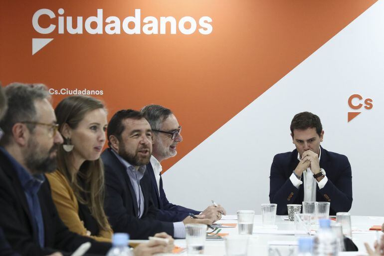 GRA146. MADRID, 25092017.- El presidente de Ciudadanos, Albert Rivera (d), junto a los miembros de su partido, Juan Carlos Girauta (i), Melisa Rodríguez, Miguel Gutiérrez (3i) y José Manuel Villegas (2d), durante la reunión que la Ejecutiva Nacional de la