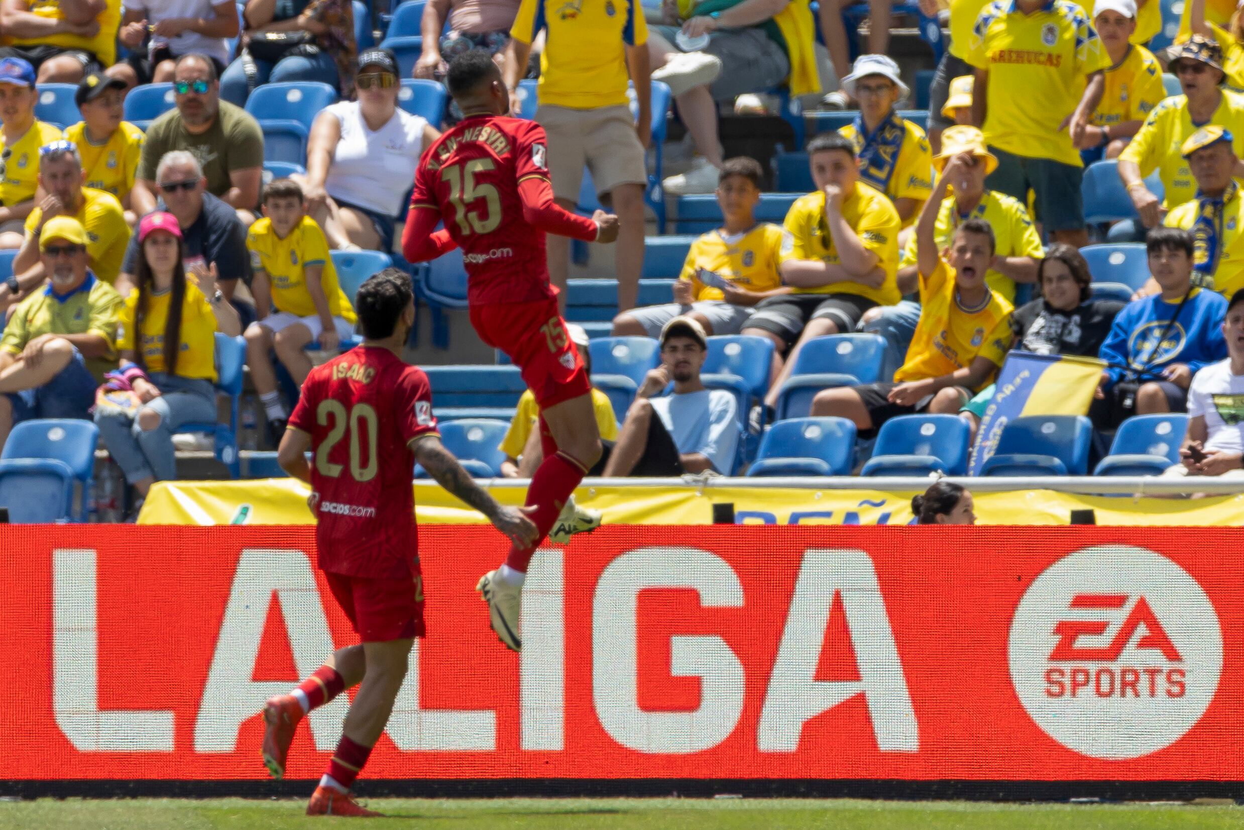 LAS PALMAS DE GRAN CANARIA, 14/04/2024.-El delantero marroquí del Sevilla Youssef En-Nesyri celebra su gol contra la UD Las Palmas, durante el partido correspondiente a la jornada 31 de LaLiga EA Sports que disputan este domingo en el Estadio de Gran Canaria. EFE/Quique Curbelo
