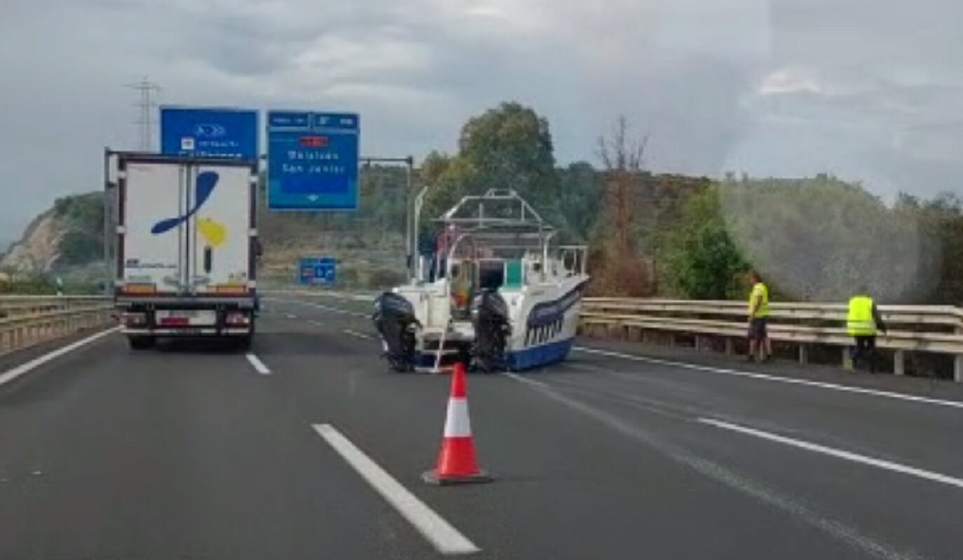 Un barco provoca retenciones en la A-30