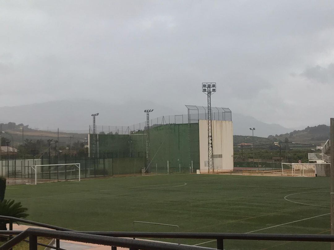 Campo de fútbol vacío por el temporal