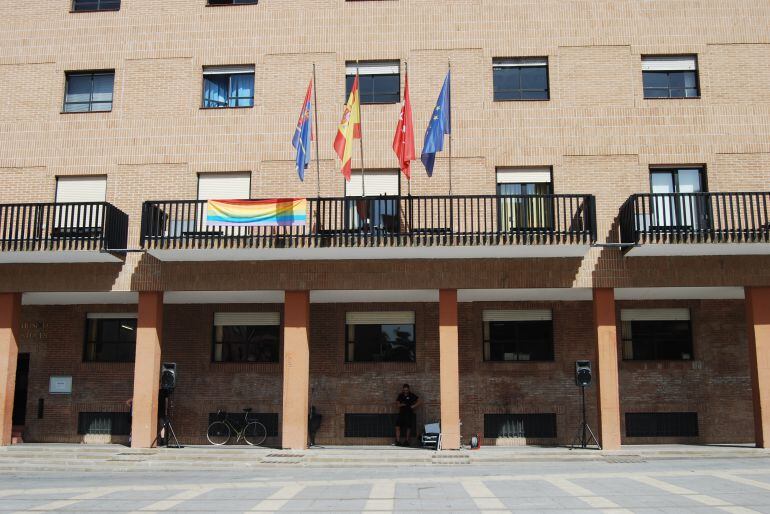 Bandera arcoíris en el balcón del Ayuntamiento de Móstoles