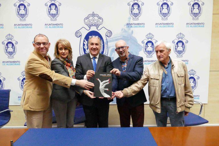 El alcalde de Algeciras, José Ignacio Landaluce (en el centro) firma el convenio con la UFCA