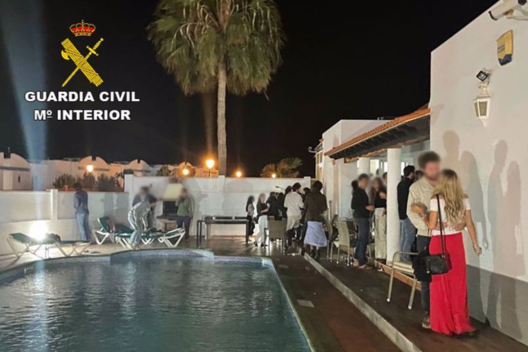 Fiesta con 84 personas en Corralejo, Fuerteventura