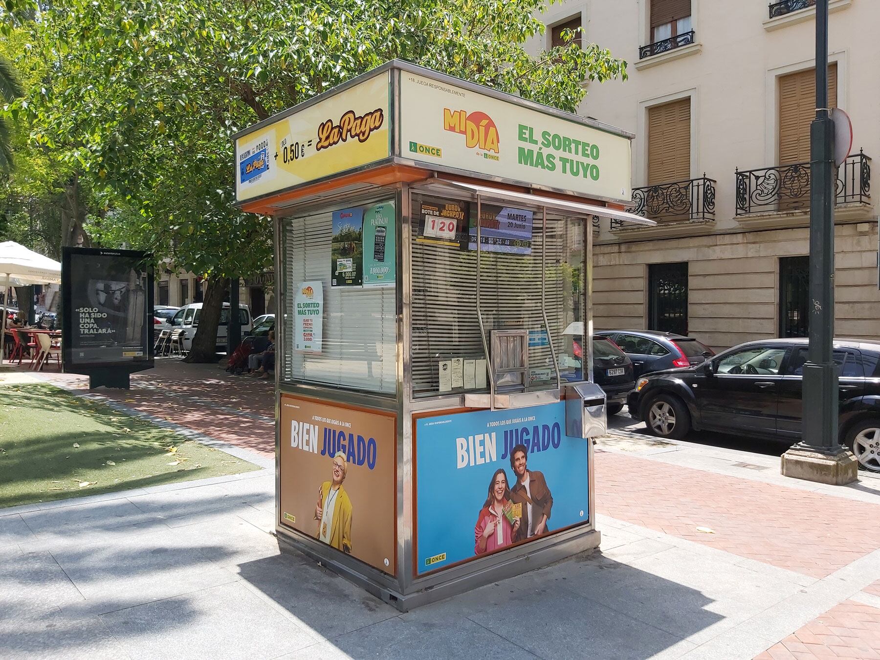 Imagen del quiosco de venta de Arael Carbonell en el Parterre