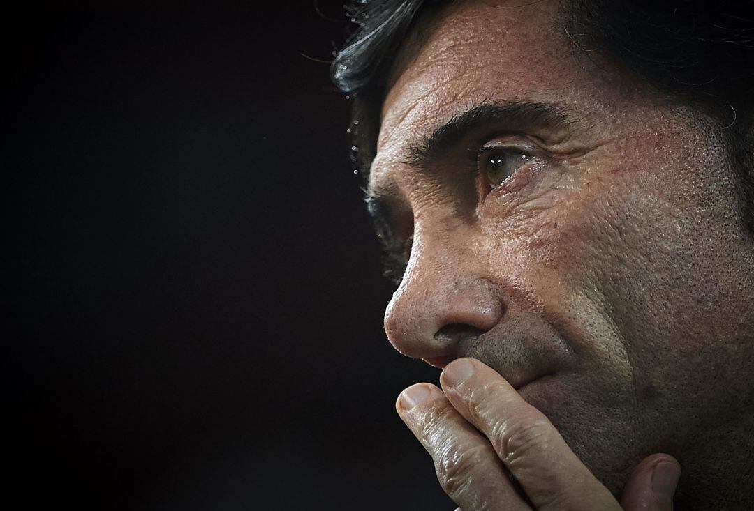 Marcelino pensativo en el banquillo de Mestalla