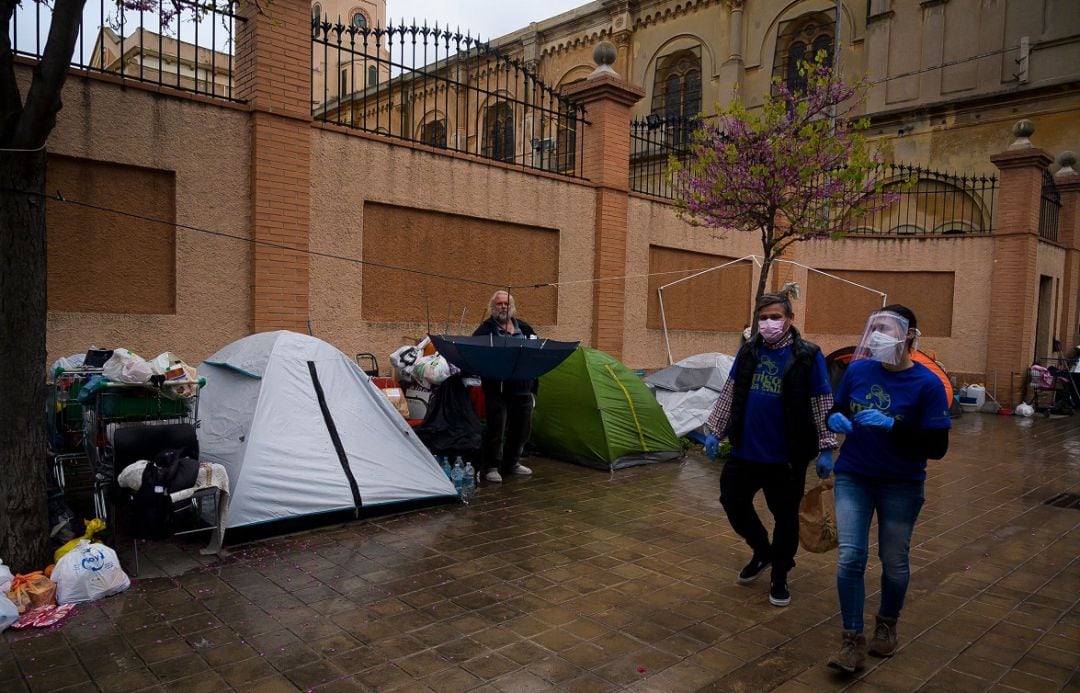 Personas sin techo se refugian en València (archivo)