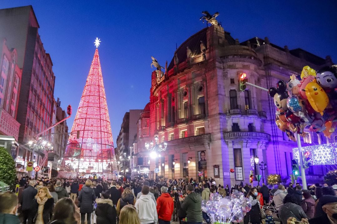 Un grupo de personas observa el encendido navideño en Vigo.