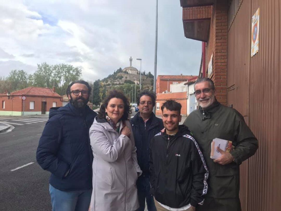 En primer término el joven que iba a ser reconocido con el Cristo de la Alegría y que concurre en la candidatura de Sonia Lalanda al Ayuntamiento de Palencia