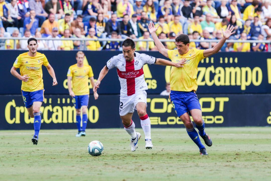 Garrido en una pugna en el partido ante el Huesca