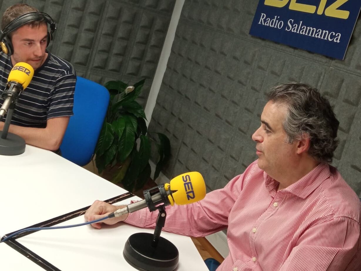 Carlos Méndez, en los estudios de Radio Salamanca, durante una entrevista reciente en SER Deportivos Salamanca