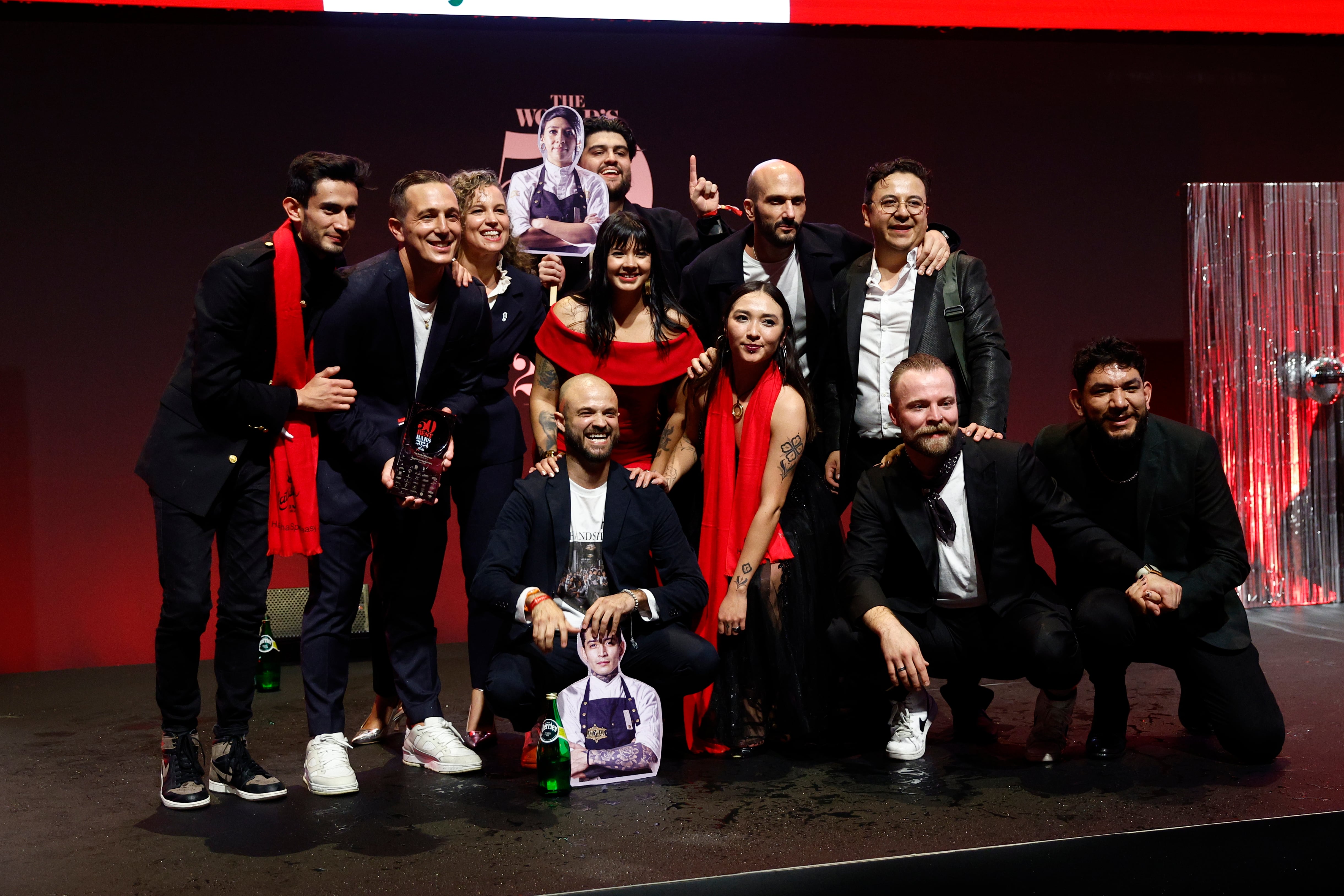 El equipo de la coctelería Handshake Speakeasy, de México, durante la ceremonia de entrega de los World&#039;s 50 Best Bars 2024, este martes en Madrid.