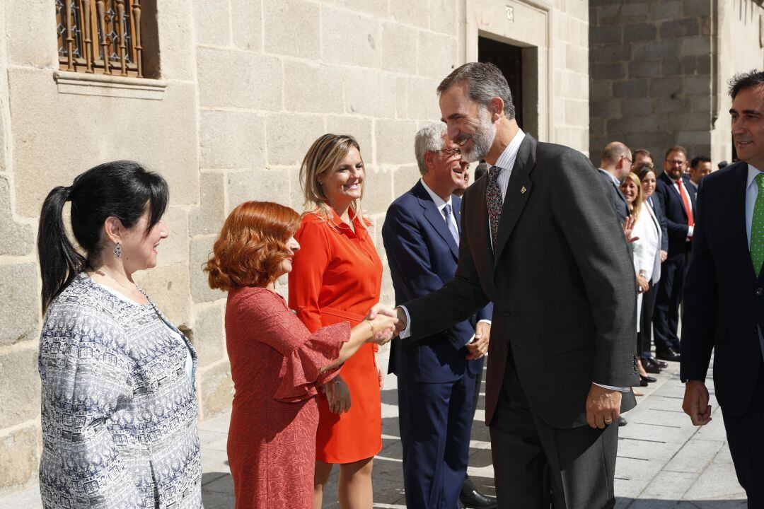 La alcaldesa de Úbeda, Toni Olivaeres, saluda a Felipe VI en el acto de conmemoración del XXV aniversario del grupo de ciudades patrimonio