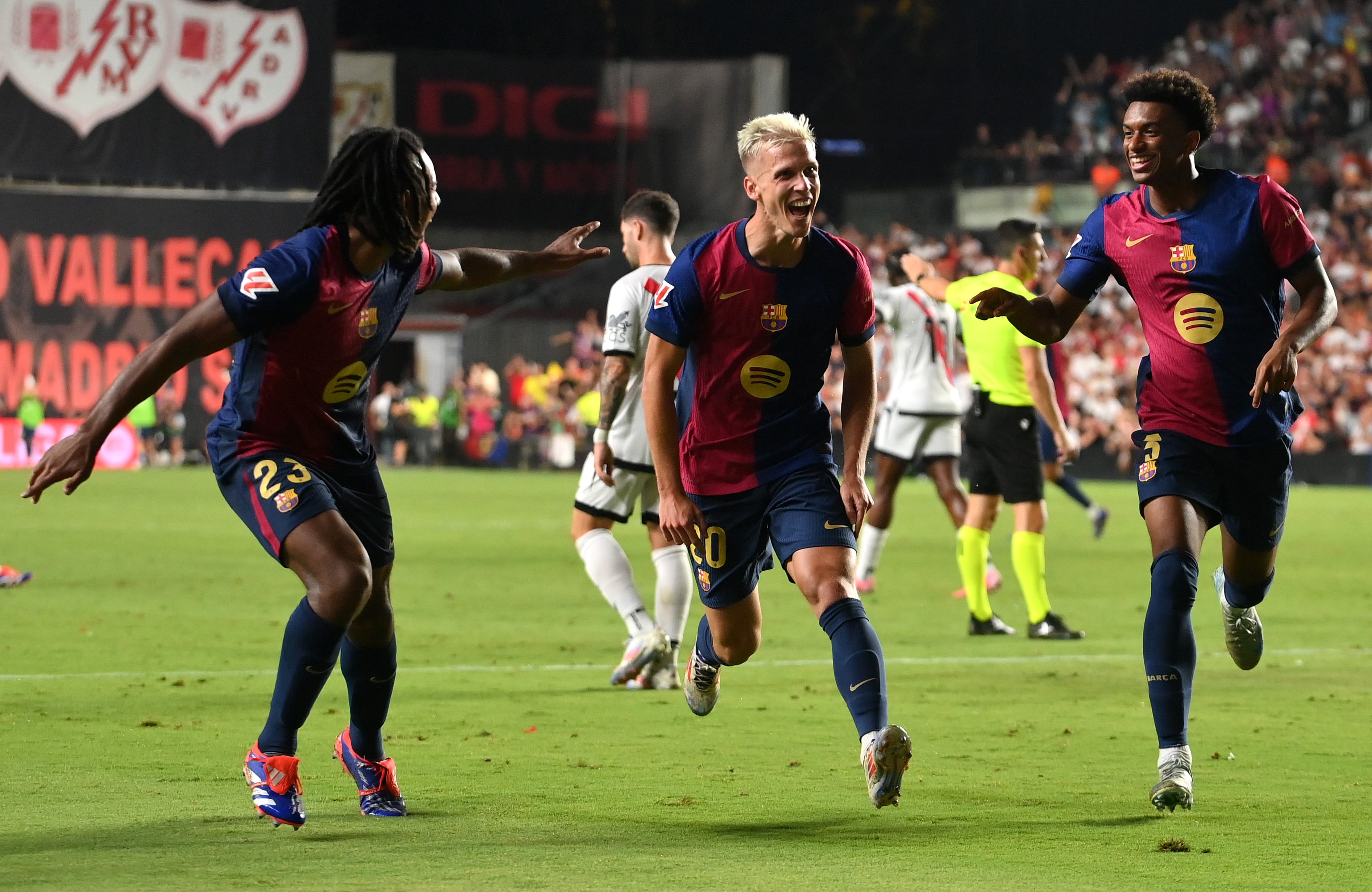 Dani Olmocelebra su gol con Jules Kounde y Alejandro Balde durante el partido de La Liga entre el Rayo Vallecano y el FC Barcelona en el Estadio de Vallecas