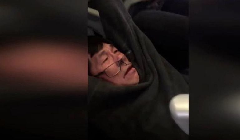 El doctor siendo expulsado con violencia del avión.