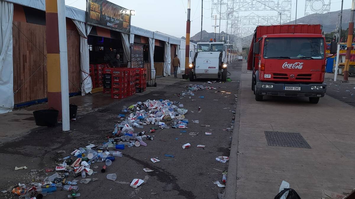 35 operarios trabajan para mantener el buen estado del recinto ferial cada día