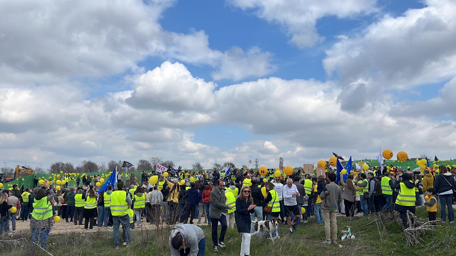 Los vecinos de Montecarmelo (Madrid), protestan frente a la parcela en la que el Ayuntamiento de la capital pretende construir un cantón de limpieza.