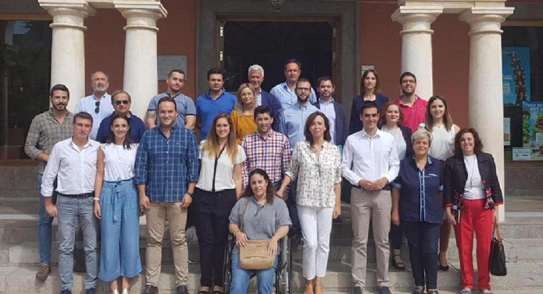 Foto de familia durante la visita institucional a Priego de Córdoba