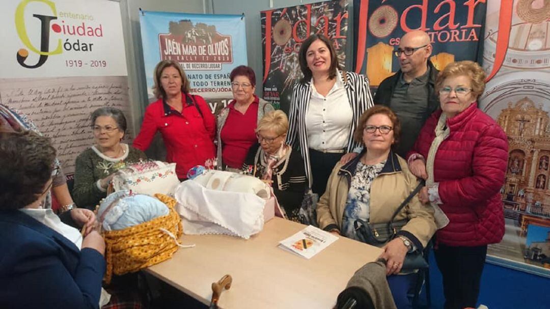 La alcaldesa, Mª Teresa García, de pie en el centro, acompaña a las participantes en la demostración de encaje de bolillos 