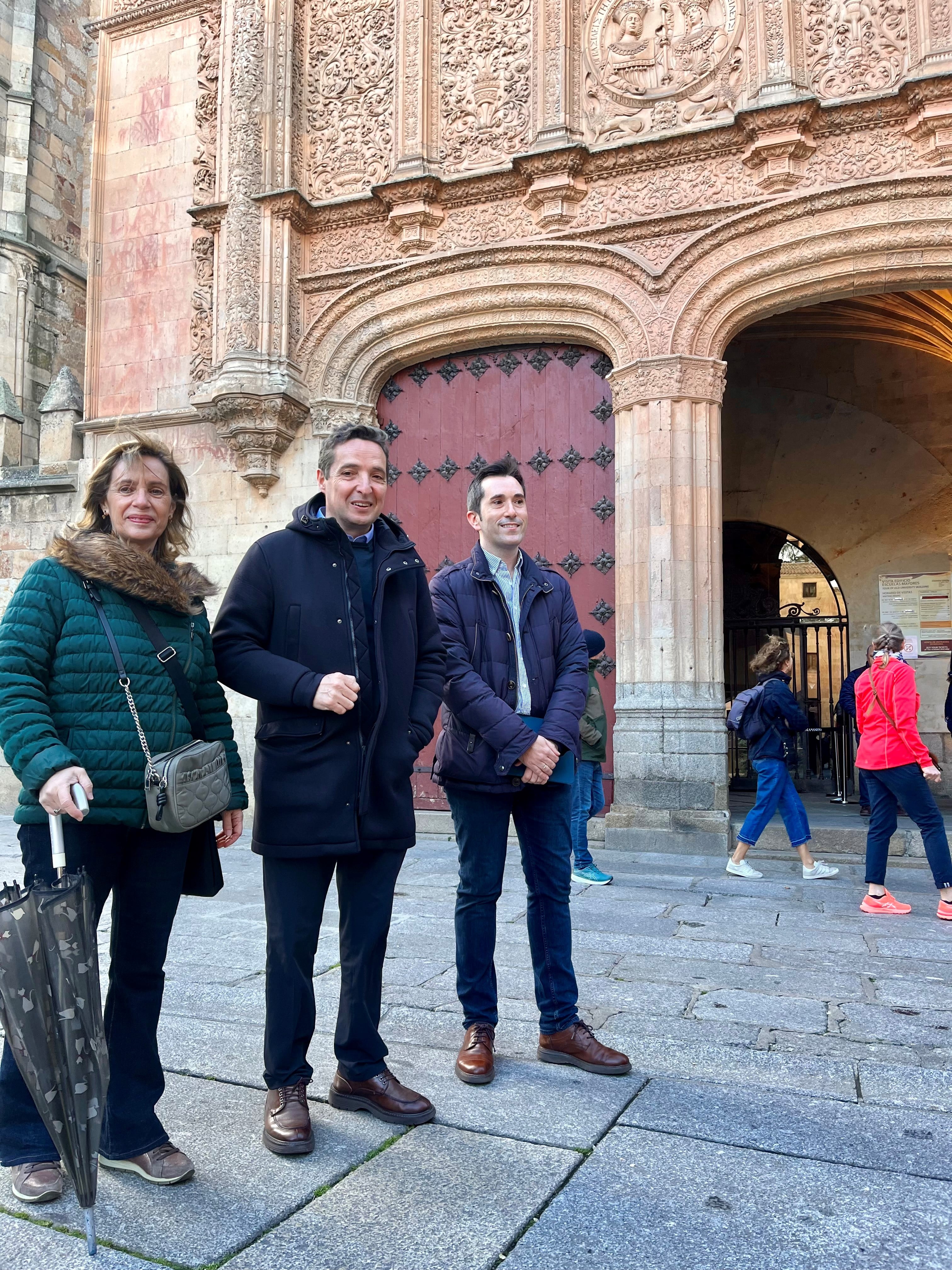 Junto a Juan Manuel Corchado, a su izquierda, Bertha Gutiérrez. Vicerrectora de la Universidad de Salamanca y responsable del comité de ética de la institución