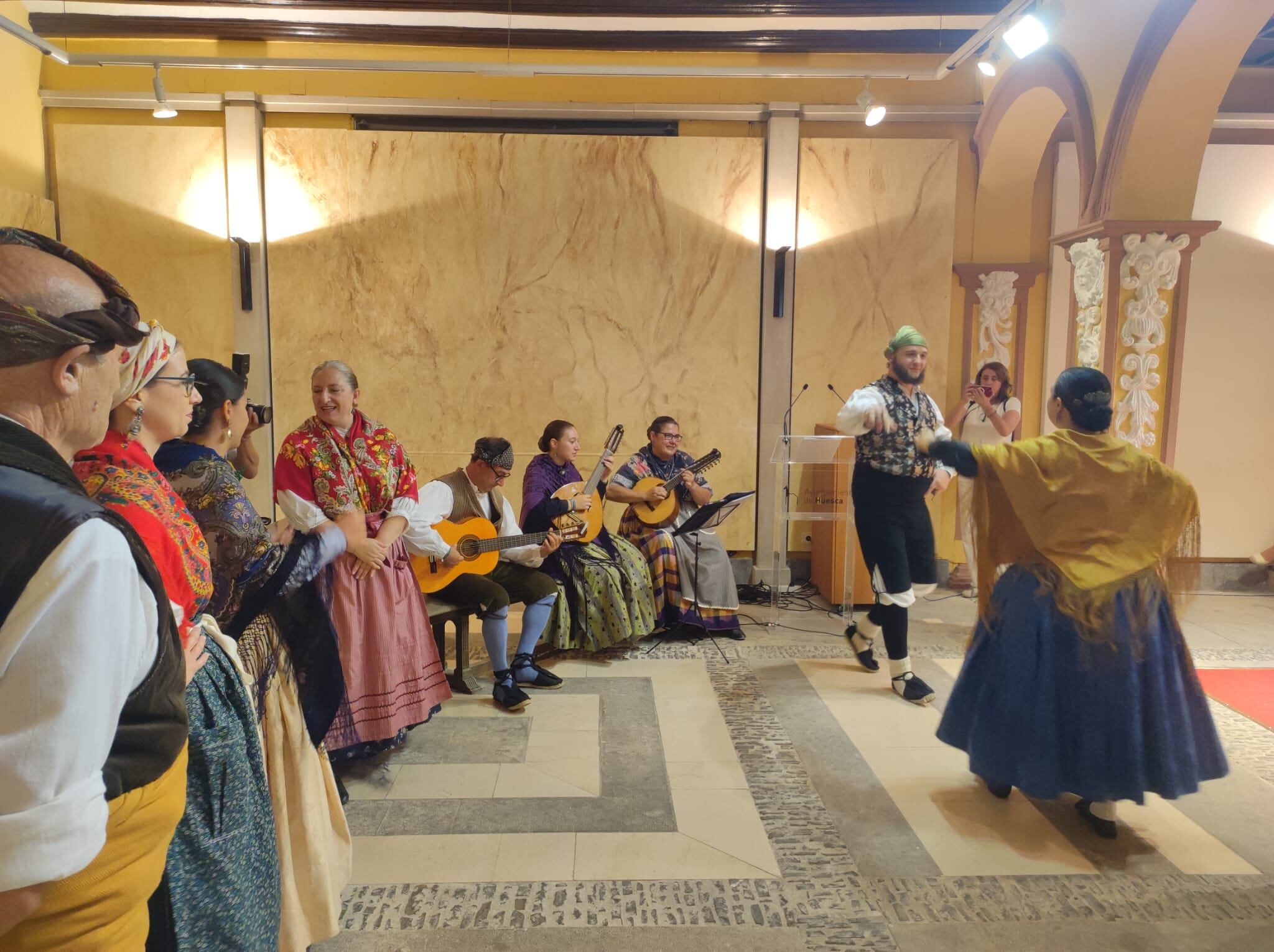 Estirpe de Aragonia amenizando el ambiente en el homenaje a los oscenses de fuera.