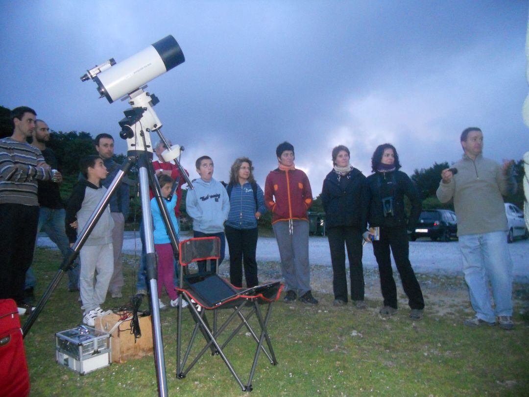 Participantes en una actividad de observación de las estrellas organizada desde Lapurriturri en otra ocasión. 