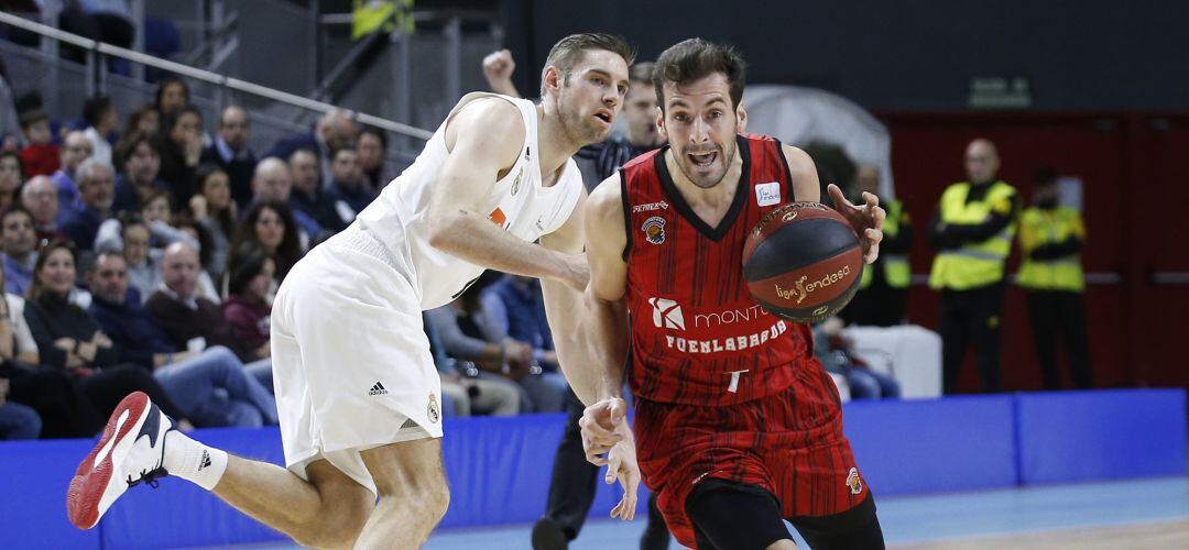 Bellas (d) penetra a canasta ante la oposición de Causeur durante el partido de Liga Endesa de la pasada temporada.