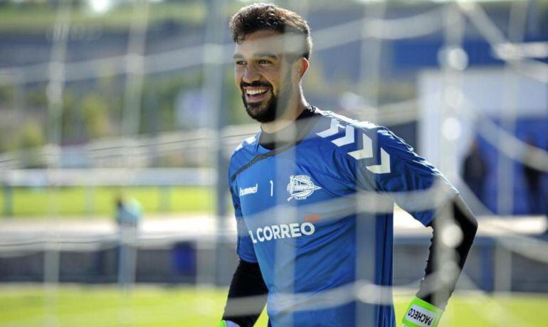 Fernando Pacheco sonríe durante un entrenamiento con el Deportivo Alavés.