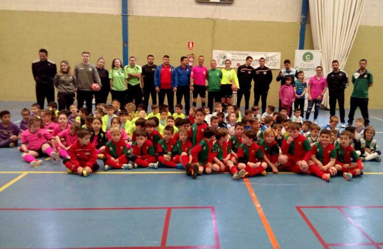 Los equipos en el centro de la piesta con sus técnicos.