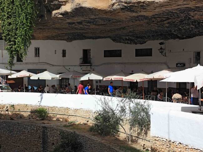 Cuevas del Sol, en la localidad de Setenil de las bodegas