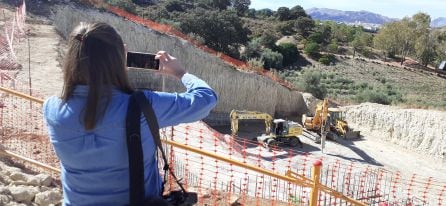 Una periodista fotografía las obras de construcción en La Organcic