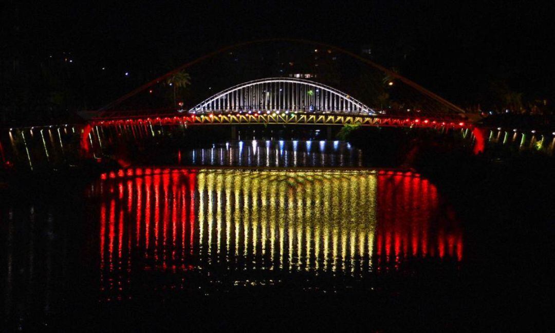 Murcia ilumina sus espacios más emblemáticos con la bandera de España 