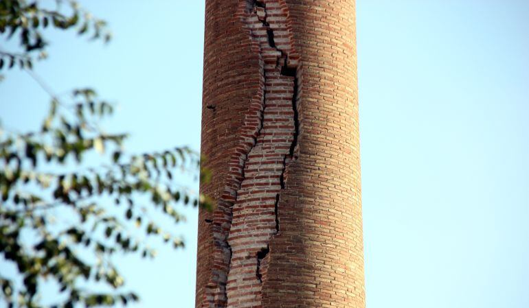 Detall de les esquerdes que han aparegut a la xemeneia. 