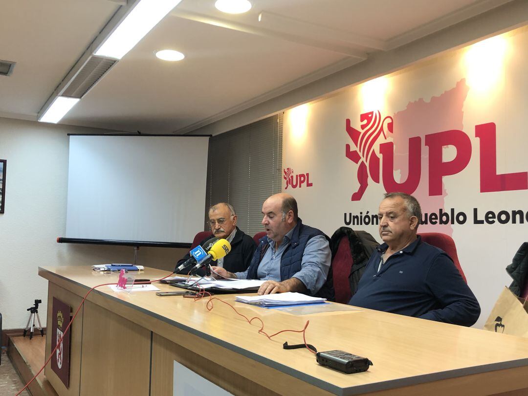 Los concejales de PP y UPL han dado una rueda de prensa en la sede de los leonesistas