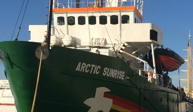El buque Artic Sunrise de Greenpeace atracado en el puerto de Málaga