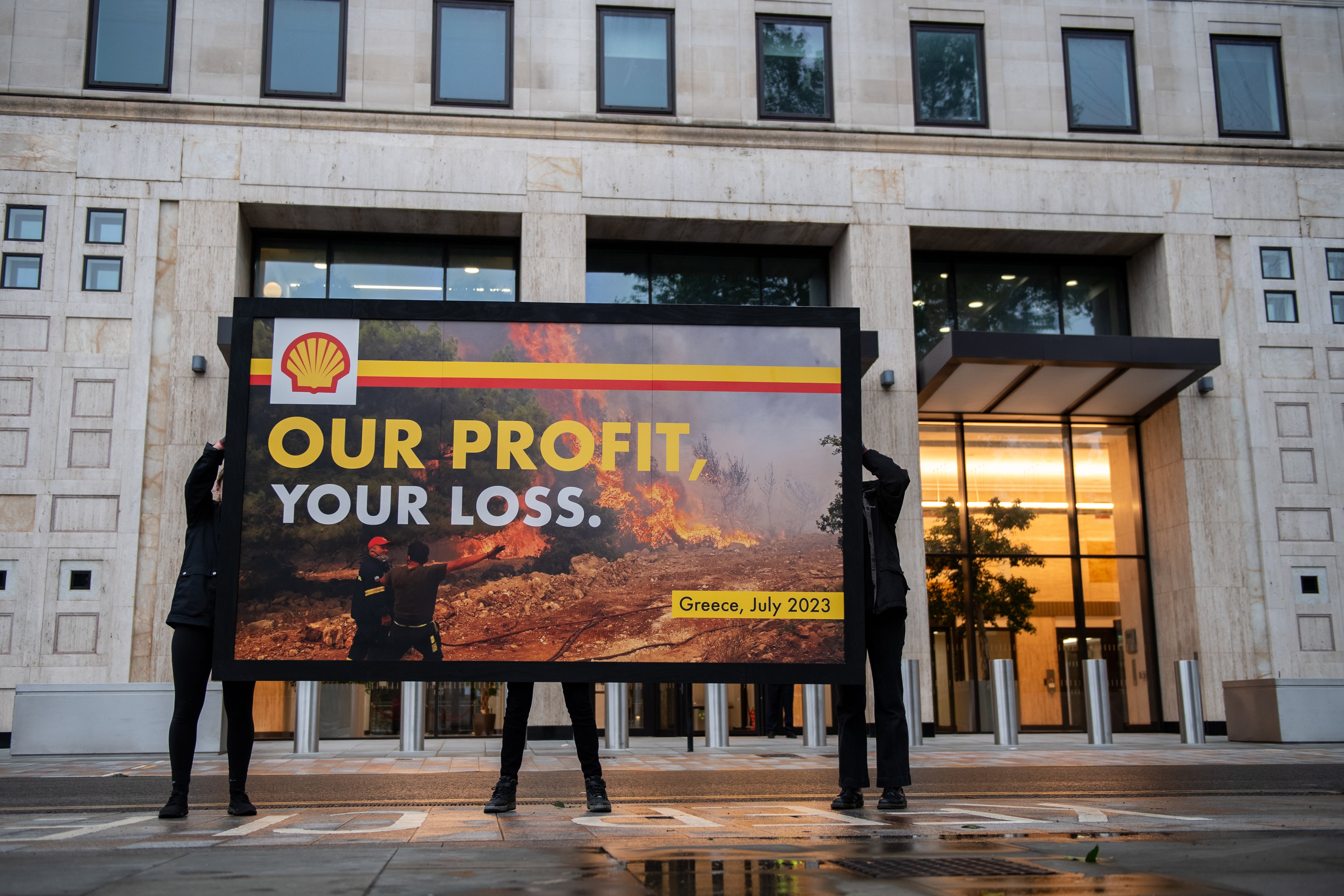 Activistas de Greenpeace protestan frente a la sede central de Shell en Londres este pasado mes de julio con un cartel en el que se lee &quot;Nuestro beneficio, tu pérdida&quot;