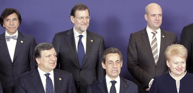 El presidente de la Comisión Europea Jose Manuel Barroso, el presidente francés Nicolas Sarkozy, la presidenta Lituana, el primer ministro belga Elio Di Rupo, el presidente español Mariano Rajoy y el primer ministro sueco Fredrik Reinfeldt posan para la f